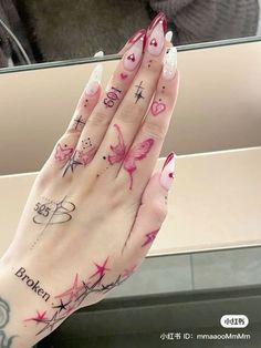 Tatuaje Hello Kitty, Girly Hand Tattoos, 42 Tattoo, Tato Minimal, Tato Henna, Pretty Hand Tattoos, Small Hand Tattoos, Discreet Tattoos