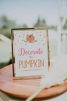 there is a sign that says decorate as pumpkin