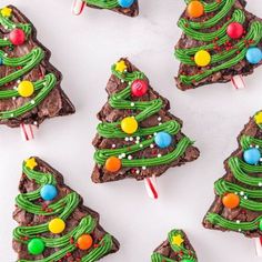 Deliciosos Brownies Chocolatudos.  Com Formato De Pinheirinho De Natal Decorado Com Mms E Confeitos Coloridos.  Para Agradar Crianças E Adultos  Ofereça Como Lembrancinhas Ou Sobremesa Na Sua Noite De Natal! Sweet Treats Christmas, Brownie Christmas, Tree Brownies, Decorated Brownies, Christmas Desserts Kids, Christmas Tree Brownies, Christmas Tree Food, Fun Holiday Treats, Treats Christmas