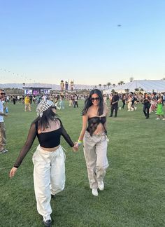 Sueños Festival Outfit Ideas, Rave Cargo Pants Outfit, Coachella Pants Outfit, La Onda Festival Outfits, Festival Pants Outfit, Rave Pose Ideas, Latitude Festival Outfits, Kaytranada Outfit, Music Festival Photos