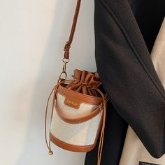 XQD~21121#麻布抽绳水桶单肩包图片视频禁止认证 Luxury Modern Bucket Bag With Zipper Closure, Modern Bucket Bag With Zipper Closure, Modern Shoulder Bucket Bag With Zipper Pocket, Modern Bucket Bag With Zipper Closure For On-the-go, Beach Shoulder Bag With Removable Pouch, Bucket Shape, Tas Bahu, Women Purse, Bucket Handbags, Travel Shopping