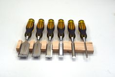 seven screwdrivers are lined up next to each other