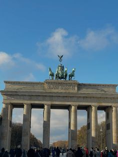 #berlin #tourism #germany #germanhistory #trip #roadtrip #aesthetic #architecture #architecturephotography #architecturelovers #brandenburg #brandenburgertor #brandenburggate Brandenburg Gate, Solo Travel, Travel Journal