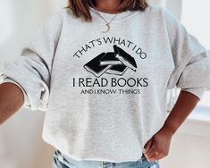 That's What I Do I Read Books and I Know Things Sweatshirt This crewneck sweatshirt is pure comfort. Made from a soft cotton/poly blend with no itchy side seams, this is sure to become a staple. SIZE AND FIT: Your sweatshirt design will be printed on a high-quality, soft and comfortable unisex sweatshirt. Sizes run true to size, which takes the guesswork out of ordering; if you like your sweatshirts loose or oversized, you might want to order a size up and if you'd like a more fitted women's sty Bookish Sweatshirt With Letter Print And Crew Neck, Bookish Crew Neck Sweatshirt For Winter, Book Hoodies, Classroom Style, Tee Ideas, Maroon Sweatshirt, Bookworm Shirt, Big Books, Fantasy Closet