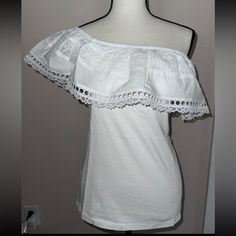 White Sz Small Can Wear Two Ways! Summer Off-shoulder Tops With Lace Trim, White Feminine Off-shoulder Tops, Summer Lace Trim Off-shoulder Tops, Feminine White Off-shoulder Tops, Off-shoulder Lace Trim Summer Tops, Off-shoulder Lace Trim Top For Summer, Feminine Off-shoulder Cotton Top, White Off-shoulder Tops With Lace Trim, Fitted Summer Top With Lace Trim