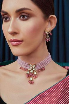 Pink Beads Necklace Indian, Long Jewellery Designs, Pink Beads Necklace, Statement Jewelry Outfit, Bridal Jewellery Online, Kundan Jewellery Set, Necklace Set Indian, Layered Choker Necklace, Bollywood Jewelry