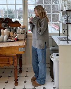 Nancy Meyers Winter Outfit, Winter Inside Outfits, 30 Year Old Women Aesthetic, Getting Coffee Outfit, Vermont Clothing Style, Bows Aesthetic Outfit, Winter Coffee Outfit, Style Midi Skirt Winter, California Mom Style