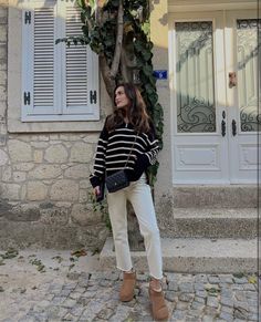 Beige Mom Jeans Outfit Winter, Cream Jeans Autumn Outfit, Wide Leg Cream Jeans Outfit Winter, Cream Coloured Jeans Outfit, Cream Denim Outfit, Oat Jeans Outfit, Cream Jeans Fall Outfit, Cream Cropped Jeans Outfit, Styling Cream Jeans