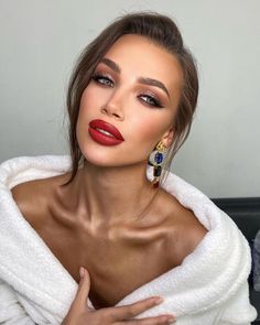 Spring Makeup Looks, Wedding Makeup Blue, Bold Lip Makeup, Stunning Eye Makeup, Classic Makeup Looks, Natural Glam Makeup