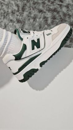 Sneaker Head Woman, Aesthetic Men Shoes, Men Shoes Nike, Best New Balance, Men Shoes Aesthetic, Pretty Sneakers, Yantai, White Nike Shoes