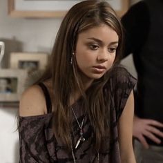 Haley Dunphy Outfits Season 1, Hayley Modern Family, Haley Dunphy Outfits, Sarah Hyland Modern Family, Sara Hyland