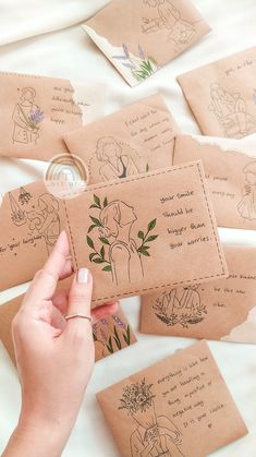 Packaging ideas Painting On Envelopes, Envelope Letter Design, Envelope Creative Design, Cute Letter Envelope Ideas, Creative Envelope Ideas, Envelope Art Drawing, Birthday Envelope Art, Envelope Decorating Ideas, Envelope Aesthetic