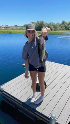 Country Life Style Aesthetic, Lake Clothes Ideas Summer Outfits, Country Camping Outfits, Lake Outfits Aesthetic, Going Fishing Outfit, Fishing Outfit Aesthetic, Summer Lake House Outfits, Fishing Trip Outfit Woman, Country Concert Outfit Ideas October