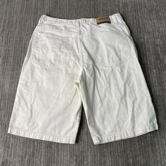 Vintage 2000s Utility Loose Fit Basic Essential Streetwear Y2K Aesthetic Skater Grunge White Denim Jean Shorts 38 Waist Mens Condition:  Excellent Used Condition  = No Flaws Measurements: Please see photos above for all measurements IF YOU BUY TWO OR MORE ITEMS USE THE CODE BUNDLE @ CHECK TO SAVE 20% WE SHIP WITHIN 24 HOURS AFTER PURCHASE! Please be aware that we do not offer free returns!! The Buyer is responsible for the cost of the return label.  Follow us on TikTok & Instagram @findsnostalgi Y2k Style White Bottoms Short Length, Y2k Style White Short Length Bottoms, Y2k Style White Short Bottoms, 90s Style Cotton Jean Shorts With Pockets, Y2k White Shorts, Vintage Cotton Jean Shorts For Streetwear, Functional White Shorts For Streetwear, Y2k Cotton Jean Shorts With Pockets, Vintage White Jean Shorts