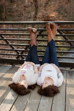 Pregnant Best Friends Pictures, Best Friend Maternity Pictures, Friends Pregnant Together, Sister Maternity Pictures, Friend Pregnancy Photos, Pregnant Best Friends, Maternity Photography Family, Maternity Photography Poses Outdoors, Pregnant Sisters