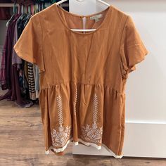 Size L And Never Worn Casual Embroidered Brown Blouse, Casual Brown Embroidered Blouse, Casual Embroidered Top For Fall, Embroidered Tops For Day Out In Fall, Embroidered Tops For Fall Day Out, Casual Embroidered Top For Fall With Relaxed Fit, Casual Short Sleeve Embroidered Top With Tonal Details, Casual Short Sleeve Embroidered Top With Tonal Embroidery, Spring Embroidered Brown Top