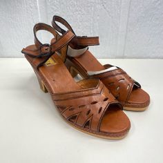 Vintage Delmar Imports Women's 6 M Brown Heel Strappy Sandals Made Taiwan Roc Size: Women’s - Us 6 M See Photo Of Insert For Length Of Footbed Measurement Condition: New And Unworn But Footbed On One Insole Is Missing Surface Probably From Label Removal. See Photos For More Condition Details. Contact Us With Any Questions And Thanks For Looking! Retro Summer Heels With Buckle Closure, Retro Round Toe Sandals With Buckle Closure, Retro Sandals With Buckle Closure, Retro Sandals With Buckle Closure And Round Toe, Retro Leather Open Toe Sandals, Retro Closed Toe Sandals For Summer, Summer Ankle Strap Heels With Rubber Sole, Retro Sandals With Buckle Closure For Summer, Retro Summer Sandals With Buckle Closure