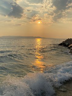 Golden hour by the sea Ocean Wallpaper, Ocean Sunset, Sunset Pictures, Alam Yang Indah