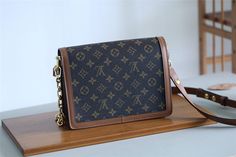 Peta Fashion Lu-Vi bags - 8141 A+ Excellent Quality copies; Contact us if you've any questions in your mind. Fan Fashion, Trendy Tote, Evening Bags, Louis Vuitton Bag, Women Rings, Contact Us, Clutch Bag, Mindfulness, Louis Vuitton