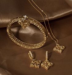 قلادات متدلية, Gold Jewelry Set, Van Cleef And Arpels Jewelry, Cool Jewelry, High End Jewelry, Modern Gold Jewelry, Princess Jewelry, Expensive Jewelry Luxury