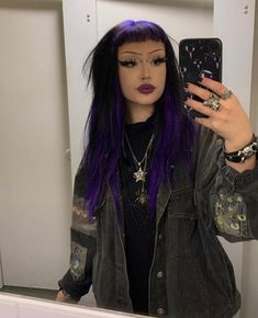 Alt Grunge Hairstyles, Alt Colored Hair, Black Roots Purple Hair, Purple Goth Hair, Brown Hair Goth, Goth Hair Dye, Goth Hair Color Ideas, Alt Hair Colors, Codes For Hair