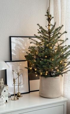 christmas,time,natal Ideas Decoracion Navidad, Christmas Decorations Apartment, Minimalist Christmas Decor, Cozy Christmas Decor, Christmas Apartment, Christmas Decor Inspiration, Xmas Deco, Christmas Interiors