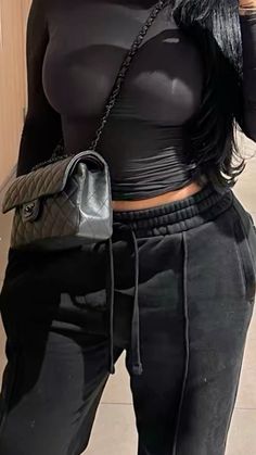 Chill Black Outfits, Poetry Night Outfit Black Women, Casual Astethic, Clean Baddie Aesthetic, Essential Outfits For Women, Black Inspo Outfit, Black Hoodie Outfit Women, Black Essentials Hoodie Outfit, Black Baddie Aesthetic