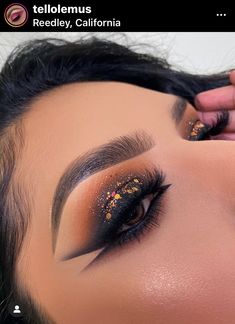 Makeup Looks For Thanksgiving, Fall Glam Makeup Looks, Fall Makeup 2024, Fall Eye Makeup Looks, Chunky Glitter Eye Makeup, Fall Makeup Looks For Brown Eyes, Glam Fall Makeup, Smokey Eye With Glitter, Eye Makeup Aesthetic