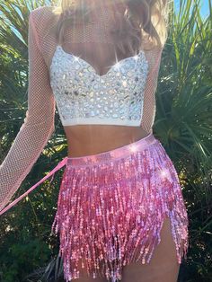 Fringe Outfit Party, Pink Sequence Skirt, Tinsil Skirt, Sparkly Fringe Skirt, Festival Outfit Sequin, Pink Sparkly Concert Outfit, Pink Mini Skirts, Eras Tour Sparkly Outfits, Sparkly Festival Outfit