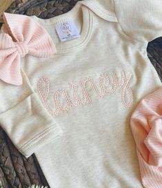 This outfit makes a perfect coming home outfit, newborn pictures, or baby shower gift. This features an ultra soft oatmeal romper, with a sweet chunky chain stitched name in blush. You can also choose a turban or hand-tied bow in matching blush.  Name is stitched in lowercase only.  Preemie 5-7lbs Newborn fits approximately 6-9lbs 0/3 fits approximately 9-14lbs 3/6 fits approximately 13-17lbs 6/12 fits approximately 15-21lbs Please leave name(s) in the notes to seller box at checkout. If you hav Cute Cream Onesie For Spring, Embroidered Onesie Girl, Newborn Going Home Outfit, Embroidered Onesie, Outfit Baby Shower, Girl Coming Home Outfit, Girls Coming Home Outfit, Going Home Outfit