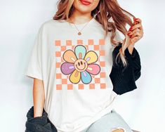 Groovy Daisy Shirt, Retro Shirt, Happy Face Flower Shirt Flowers Tshirt Design, Groovy Tshirt Design, Stella Character, Groovy Tshirt, Groovy Typography, Groovy Daisy, Daisy Shirt, Groovy Party, Groovy Clothes