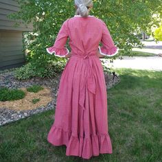 "1970's-made prairie dress and bonnet set! Has a removable tie waist belt. The dress has a side metal zip closure (clearly a modern twist!). No tags inside, this is handmade. The dress has a little more wash fade than the hat. I washed both pieces, so they're both ready to wear. Fits S/M, measurements below. Shoulders: 15.25\" Sleeves: 14.5\" Bust: 40\" Waist: 34.5\" Hip: 58\" Length: 16.25\" shoulder to waist seam, 39\" waist to hem" Calico Dress, 1950s Skirt, 1940s Dresses, Prairie Dress, Sioux Falls, Sioux, Green Cotton, Waist Belt, Clothing Items