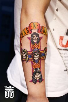 Gnr Tattoo, Slash Tattoo, Cruz Tattoo, Wolf Tattoos Men, Band Names, Rock Tattoo, Tatoo Inspiration, Tatuaje A Color, Rose Tattoo Design