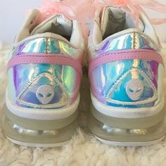 Shop Women's YRU Pink White Size 10 Athletic Shoes at a discounted price at Poshmark. Description: These are a 💕sample sale 💕of the YRU Aiire Atlantis Holographic Sneakers with pink taffeta laces. These DO NOT have lights. Half sizes please size up!! A few in each size at a close out special price. Brand new in box..... Sold by uneedthistoo. Fast delivery, full service customer support. White Sneakers For Skateboarding In Summer, White Sneakers For Skateboarding, White Skateboarding Sneakers For Summer, Holographic Sneakers, Pearl Houzuki, Holographic Shoes, Shoes Aesthetic, Sample Sale, Special Price