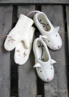 Custom white Rat slippers, personalized.Mouse / mice warm clogs slippers.White rat or mouse - 2020 Chinese lunar New Year mascot symbol.See also: white rat mittens https://www.etsy.com/listing/731011823/See all my funny animals slippers - dogs, cats, foxes, birds, dragons and other:https://www.etsy.com/shop/DarkaYarka?ref=l2-shopheader-name%C2%A7ion_id&section_id=22264967Product description:Our felt slippers are totally handcrafted of 100% pure wool with warm water, soap, love and care. The Comfortable White Winter Clogs, White Round Toe Clogs For Winter, White Round Toe Slippers As Gift, Handmade White Slippers With Round Toe, White Comfortable Slippers For Gift, White Round Toe Slippers Gift, Sweaters For Felted Mice, Boy Slippers Fox Felted, Fox Slippers