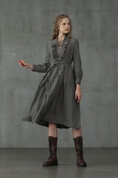 What do you get when you mix contemporary style with a timeless aesthetic? That's right, this lace-up linen dress from Linennaive. Equal parts modern and classic, it features a vintage royal lace-up design with ruffles and a box pleat detail on the back. Winning combo. Linennaive opted for a new modern femininity vibe for this collection, approaching the new season with a strong, sharp and confident attitude while continuing our eco-friendly aesthetic. Handmade details: cute standard collar, 20+ Plated Skirt, Linen Tunic Dress, Royal Outfits, Dress Linen, Dyed Linen, Traditional Fabric, Check Dress, Linen Tunic, Linen Maxi Dress