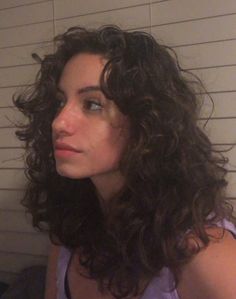 Wolf Cut Women Curly Hair, Curly Wolfcut Long, Curly Haircut Woman, Wolfcut Long Curly Hair, Haircuts For Girls With Curly Hair, Girl With Curly Hair Aesthetic, Curly Wolfcut Women, Curly Haircut Wolfcut, Long Wolfcut Curly