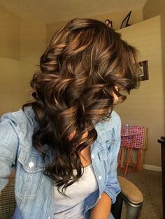 maybe not so many highlights, but definitely like this color combo. Deep chocolate with Caramell highlights Blond Balayage, Brown Curly Hair, Caramel Hair, Caramel Highlights, Hair Color Highlights, Brown Hair With Highlights, Hair Collection, Hair Envy