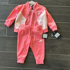 Brand New Never Worn Baby Nike Tech, Baby Nike Tech Fleece, Nike Girl Outfits, Baby Boy Clothes Nike, Baby Girl Nike Sets, Nike Onesie, Baby Girl Nike, Nike Sweatsuit, Baby Boy Nike