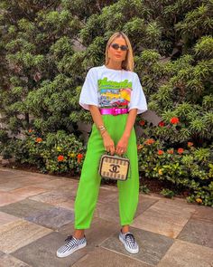 Looks com tênis: 45 inspirações que mesclam conforto e estilo Styling Colorful Sneakers, Colorful Crew Neck T-shirt With Fun Style, Colorful Sneakers For Streetwear, Colorful Fun Sneakers For Streetwear, Bright Color Streetwear, Crazy Outfits