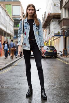 How to Wear Chelsea Boots: 21 Perfect Outfit Ideas | StyleCaster Chelsea Boots Women Outfit, Black Chelsea Boots Outfit, Chelsea Boot Outfits Women, How To Wear Denim Jacket, Winter Boots Outfits, Style Désinvolte Chic, Boots Outfit Ankle