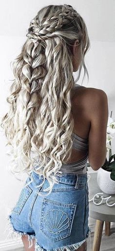 Langes Haar Festival Hair Braid Wave langes Haar Frisur lockt Wellen geflochtenes Haar #braid #festival #frisur #langes #lockt #wellen Festival Hair Braids, Long Hair Waves, Grey Curly Hair, Fishtail Braid, 인물 사진, Burning Man