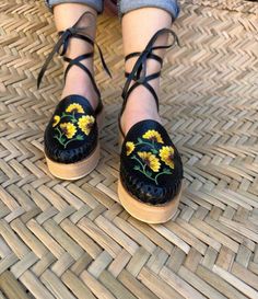 Nuevas Hermosas alpargatas bordadas , color negro bordado amarillo, estos hermosos huaraches lucen hermosos, el material es 100 % cuero Si usa la mitad de la talla, le recomendamos que baje la mitad de la talla. (Ej. Si usas 7.5 pide una talla 7) Las huaraches son 100% cuero y se estiran y moldean a tus pies después de algunos usos. Hermosos huaraches de alpargata, hecho a mano de cuero . Medidas, Talla 6 women/23 cm Mx Talla 7 women/ 24 cm Mx Talla 8 women / 25 cm Mx Talla 9 womens /26 cm Mx Ta Bohemian Spring Flats With Round Toe, Bohemian Round Toe Flats For Spring, Spring Bohemian Flats With Round Toe, Bohemian Wedge Sandals With Round Toe, Bohemian Wedge Sandals With Adjustable Fit, Bohemian Sandals With Rubber Sole And Round Toe, Festival Platform Sandals With Round Toe, Platform Sandals With Round Toe For Festival, Huarache Sandals With Rubber Sole For Beach In Spring