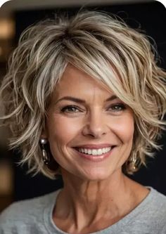 Feathered Hairstyles Short Fine Hair, Hair Colour For 50+ Women, Short Messy Haircuts For Women, Choppy Chin Length Hair, Short Haircuts For Fine Flat Hair, Meg Ryan Hair, Layered Stacked Bob Haircut, Short Angled Bob, Short Hair Designs