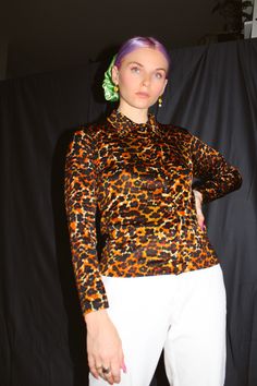 "Vintage 90s/y2k leopard print button down blouse. Polyester Size: Small Measurements- Shoulder to shoulder: 15\" Chest: 34\" Length: 23\" All sales are final! Our items are VINTAGE, meaning they have a 15+year history, a story! Due to the previous wear and passage of time, they may have resulting flaws or imperfections. If you have any questions or need more information and/or photos of items, feel free to reach out and I will provide you with that request ASAP. Items are shipped 3-5 business d Fitted Tiger Print Top For Fall, 90s Leopard Fashion, 80s Leopard Print Outfit, 90s Fall Button-up Tops, 90s Fitted Button-up Top, Leopard Print Button-up Top For Work, White Knit Cardigan, Fall Leopard Print Button-up Blouse, Leopard Print Button-up Top