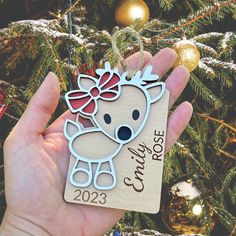 Label gifts beautifully with these reindeer-themed wooden Christmas gift tags.#personalizedgifts #handmadegifts #holidaydecor #christmasornaments Minimalist Christmas Stocking, Santa Countdown Calendar, Wooden Christmas Tags, Thunder Laser, Custom Christmas Gift Tags, Glow Projects, Calendar Wood