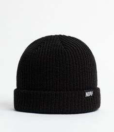 La beanie NOPé pour enfant... parce qu'il faut bien en avoir quelques-unes en réserve, non?! #TuquesPerdues

Elle est conçue pour se combiner avec la capuche. Non-doublée, c'est aussi la parfaite tuque d'entre-saison lorsque portée seule.
-
Taille unique — Enfant Aura