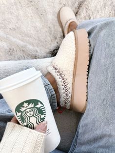 Cozy fall vibes with slippers, a cozy outfit and blanket!! Short Ugg Slippers Outfit, Sherpa Uggs, Sherpa Shoes, Slippers Aesthetic, Ugg Slippers Outfit, Sherpa Slippers, Trendy Boutique Clothing, Slippers Outfit