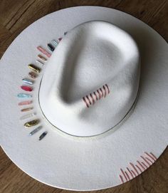 Custom Hat Bar Ideas, Diy Cowgirl Hats, Cowgirl Rodeo Outfits, Hat Band Ideas, Burnt Hats, Burned Hats, Hat Burning, Boho Hats