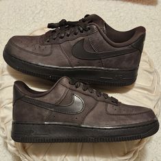 Rare And Out Of Stock Nike Air Force 1 Velvet Brown Sneaker Employing A Smooth, Stylish “Velvet Brown” Nubuck As Opposed To Its Typical All-Leather Build, The Faded Panels And Overlays Of The Upper In Addition To Its Nylon Lining And The Entirety Of The Sole Unit Underfoot Render The Darkened Ensemble Silhouette. Premium Embellishments, Brown Wax Laces Lay Atop Its Debossed Leather Tongue. These Stylish Air Force 1's Will Add A Stylish, Elegant Yet Slick Kicks Will Give Your Wardrobe That Street Nike Suede Custom Sneakers With Cushioned Footbed, Nike Brown, Rare Nikes, Force One, Sole Sneakers, Mocha Brown, Brown Sneakers, Sneaker Collection, Girly Outfits